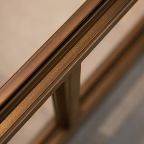 Strakke belijning en hoogwaardige afwerking van een bronzen stalen deur in close-up.